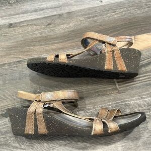 Teva Ventura Womens 8.5 Wedge Brown Leather Sandals Strap Ankle Strap 4253